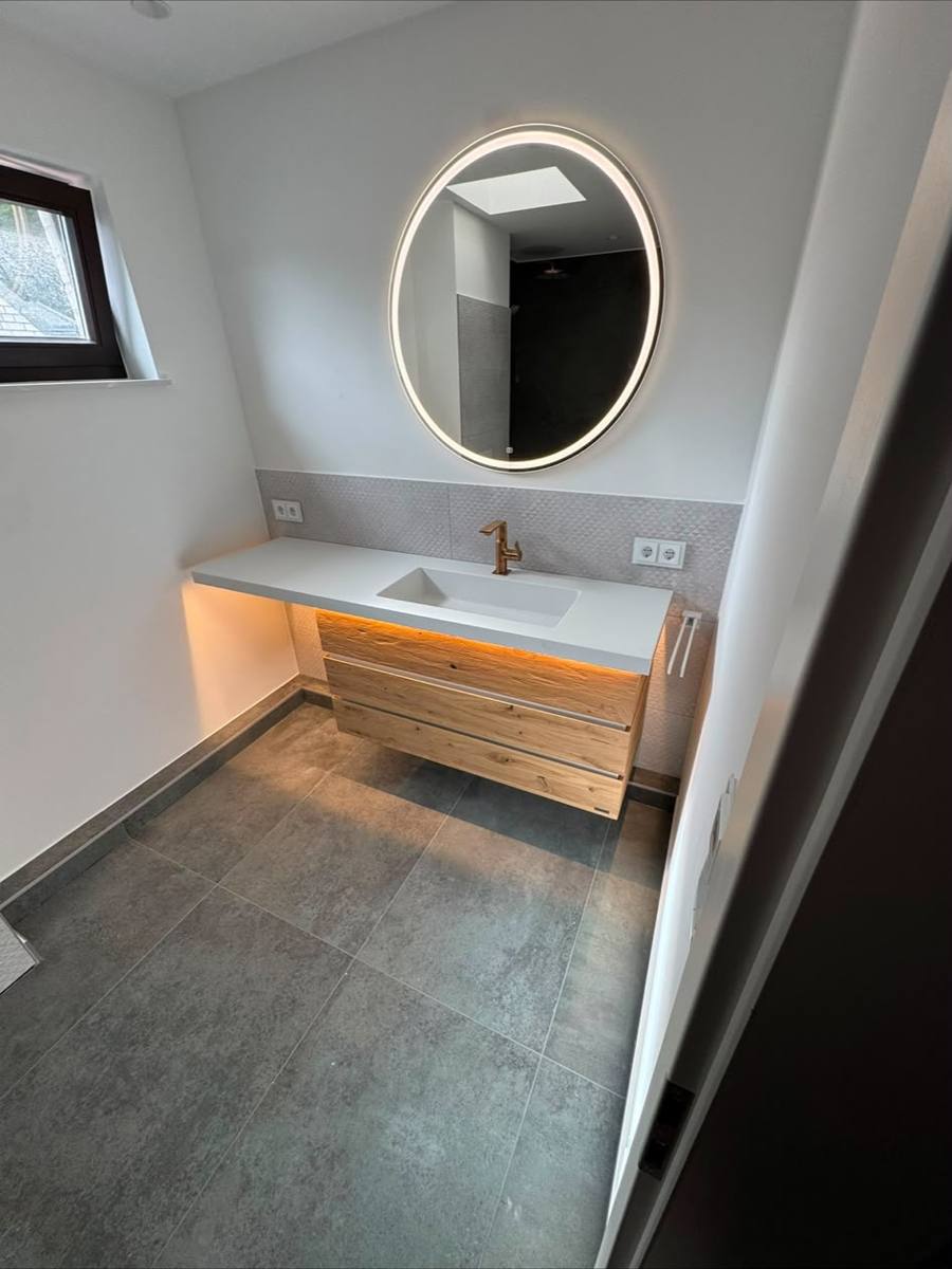 Fertig saniertes Bad mit Holz-Waschtisch und Kupferarmatur