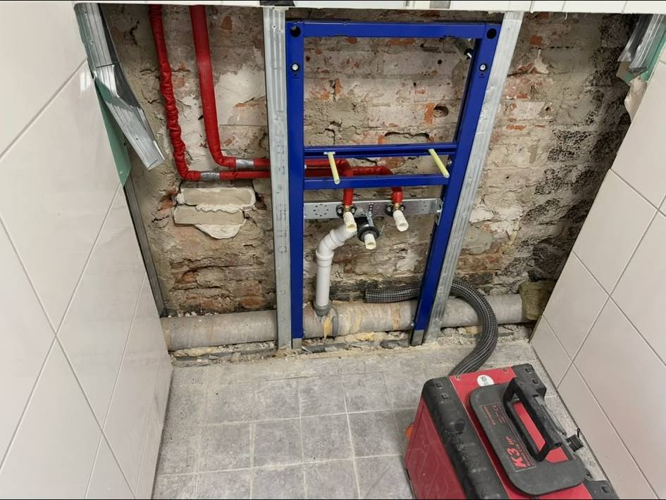 Neue Vorwandinstallation mit frisch verlegten Leitungen