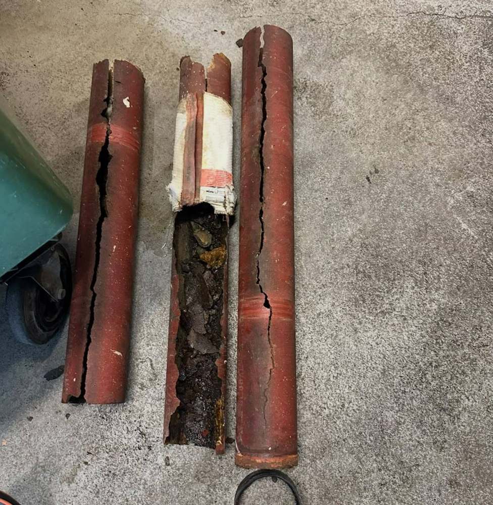 Ausgebaute alte, stark verkrustete Abwasserrohre