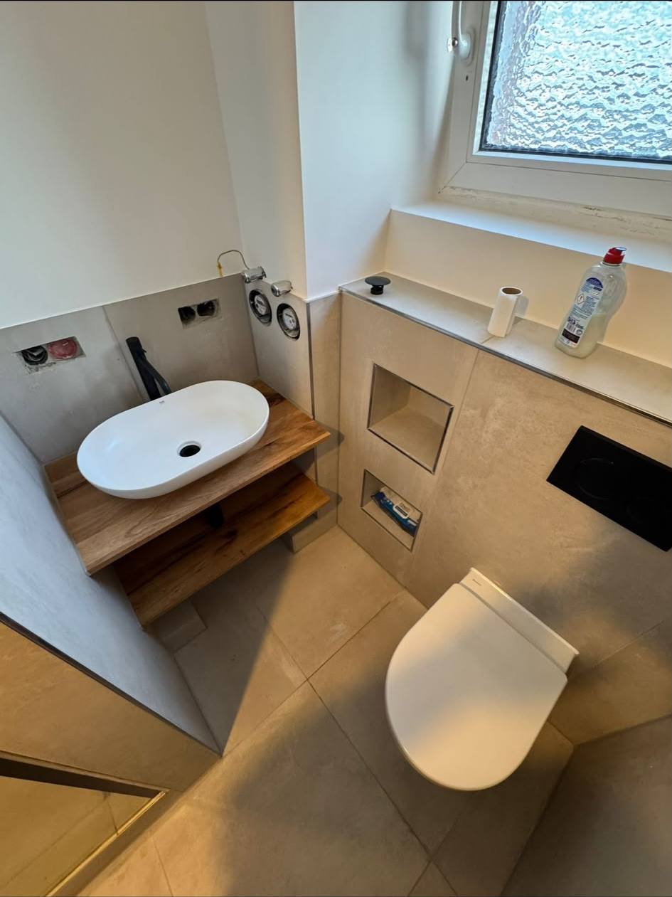 Modern saniertes Gäste-WC mit Aufsatzwaschbecken